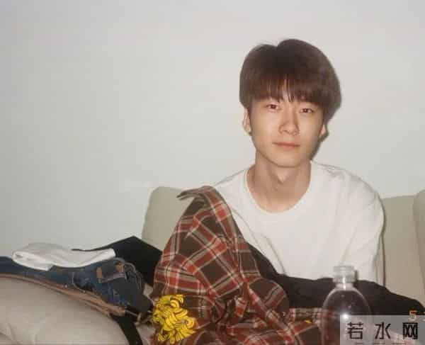 张亮儿子国外庆生，18岁天天租小房子环境简陋，和王诗龄差距大