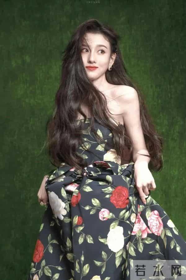 宋祖儿气质微卷发配抹胸花朵连衣裙,依旧很甜美有渲染力