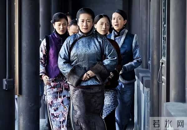 她凭《伪装者》火出圈,54岁不婚不育,母亲是她坚强的后盾!