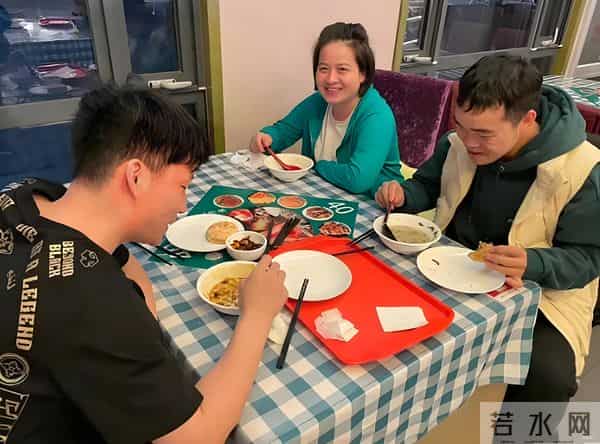 岳云鹏年底9场演出，远赴3个国家，妻子郑敏顶着一头黄发全程陪伴