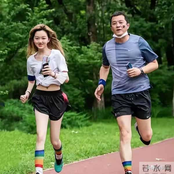 李亚鹏做梦也没想到,心中这口恶气竟让向太给出了,窦靖童没说错