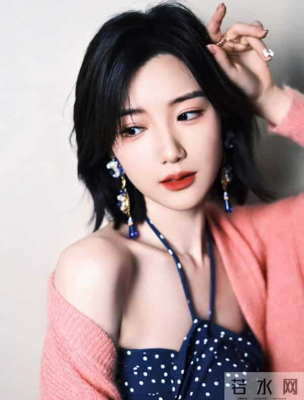 毛晓彤是懂温柔暴击的!蓝粉叠穿甜度满分,这才是春日般满分穿搭