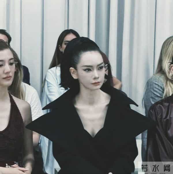 戚薇的头皮看着就疼,她为了美是真能忍