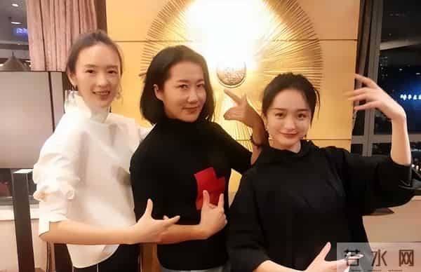 她凭《伪装者》火出圈,54岁不婚不育,母亲是她坚强的后盾!