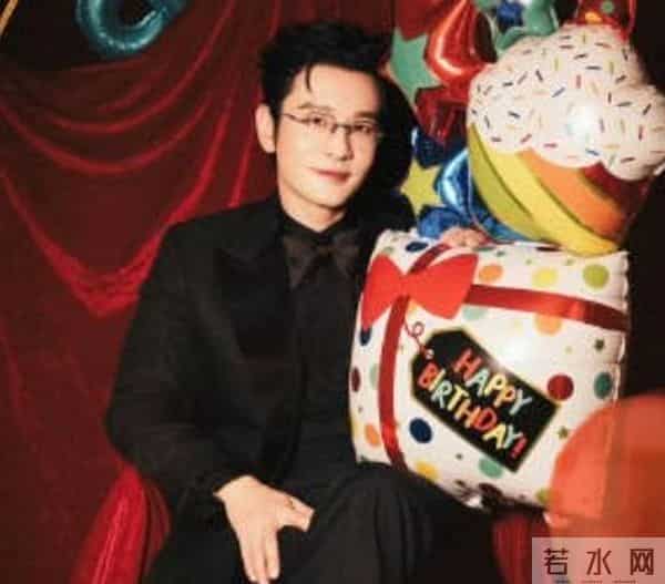 人走茶凉！黄晓明发文庆祝48岁生日，一人举着蛋糕略显“寒酸”