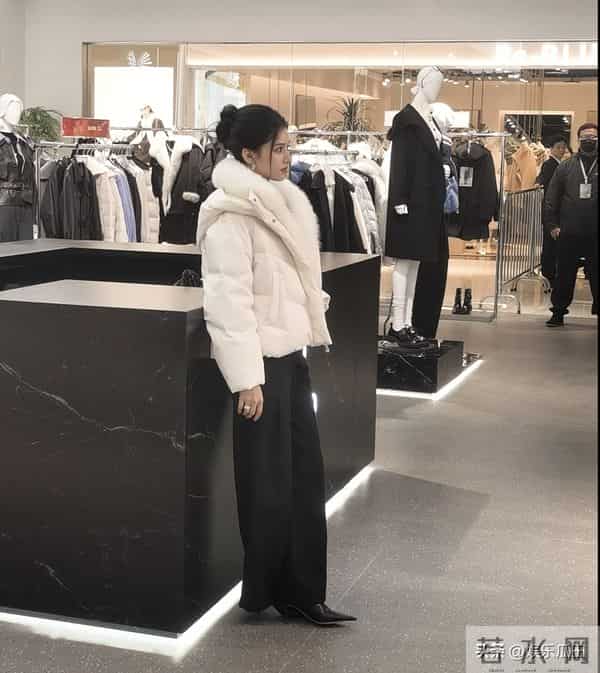 张婧仪现身西安赛格被偶遇 本人脸超小 骨相绝了 真人美得像洋娃娃