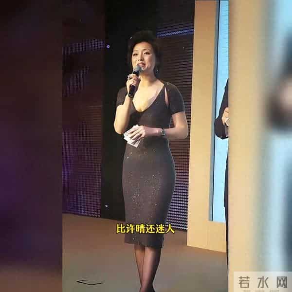 还记得她吗?央视曾经的优雅女神,身材气质俱佳