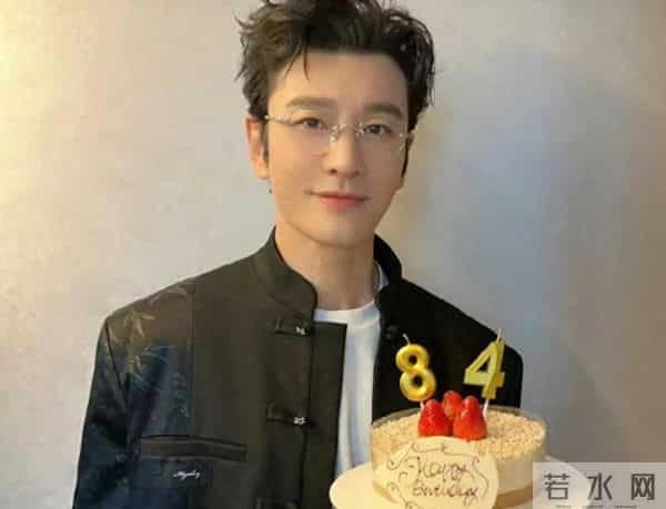 人走茶凉！黄晓明发文庆祝48岁生日，一人举着蛋糕略显“寒酸”