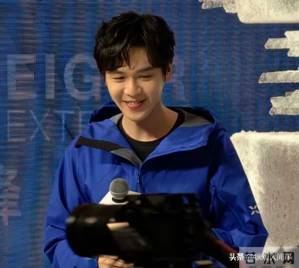 张若昀现身剪彩仪式,生图下脸肿胀,全是褶子,与精修图判若两人