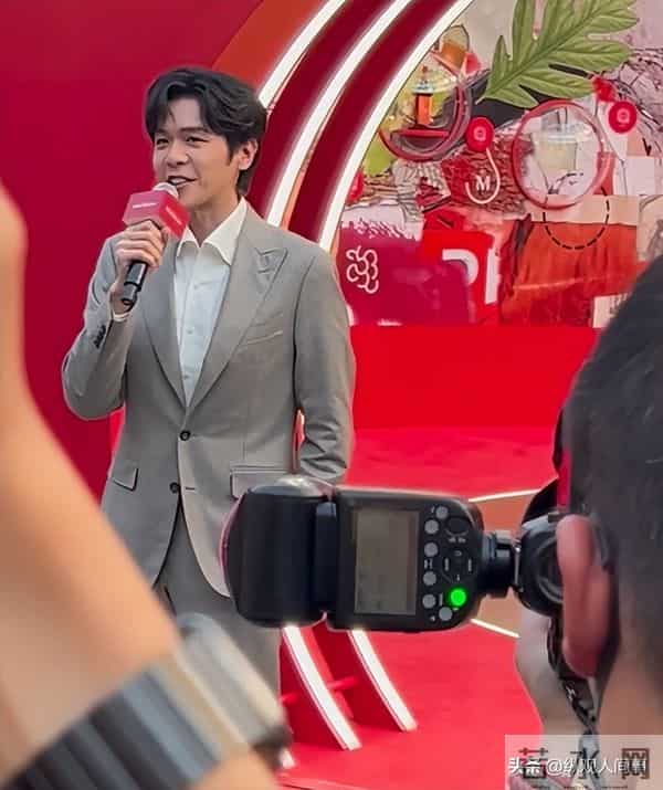 张若昀现身剪彩仪式,生图下脸肿胀,全是褶子,与精修图判若两人