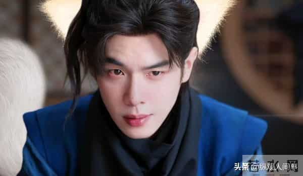 张若昀现身剪彩仪式,生图下脸肿胀,全是褶子,与精修图判若两人