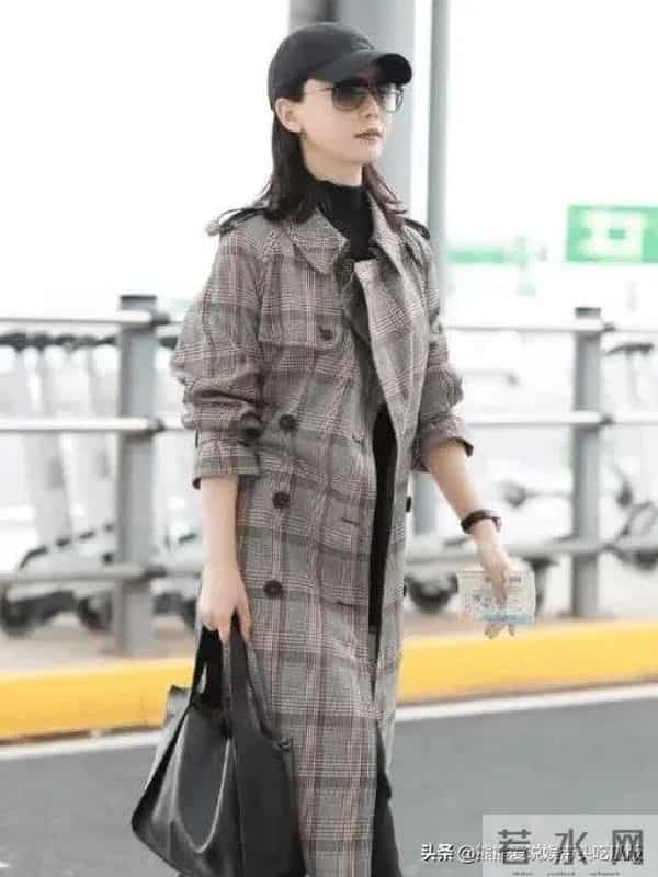 陈数真是70后的穿搭标杆！穿格纹大衣+小黑裤+棒球帽，时髦又高级