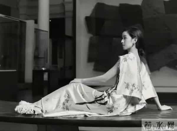 章泽天以总监身份拍杂志,每天7点起床看新闻,难怪刘强东自卑了