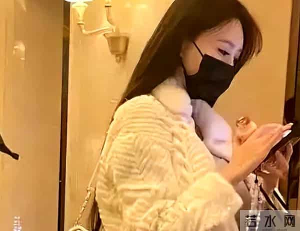 人走茶凉！黄晓明发文庆祝48岁生日，一人举着蛋糕略显“寒酸”