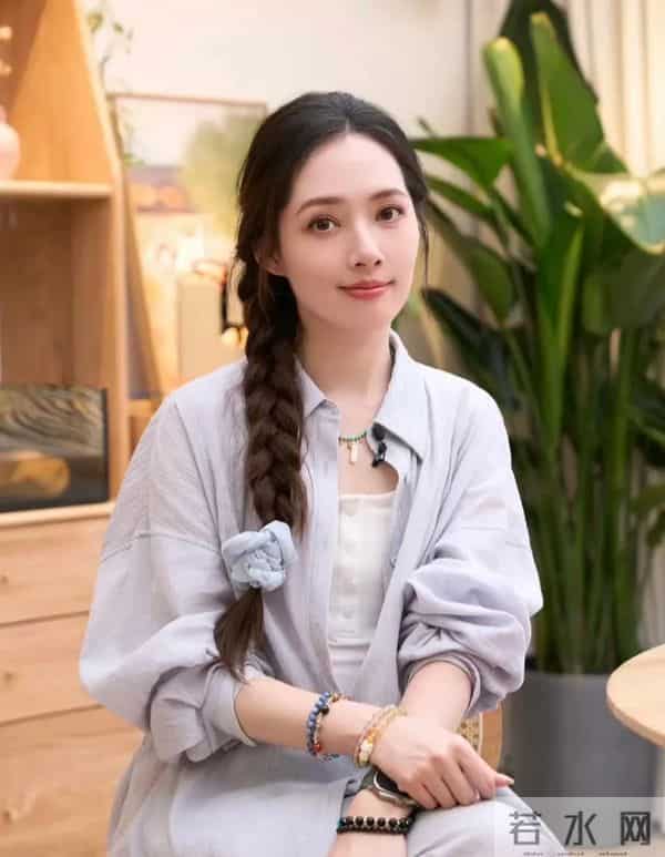 被郭碧婷这组照片美到，蓝色系列穿搭，给人一种慵懒舒服感