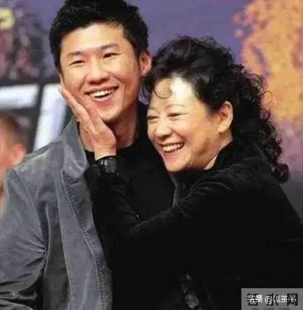 为娶她,王群不惧开除!离世不到1年,妻子因儿子成为被羡慕对象