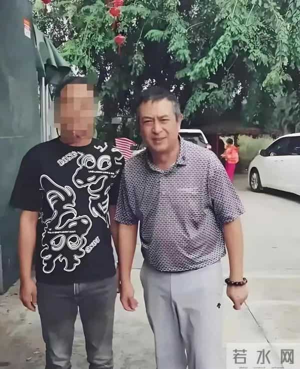 54岁张嘉译海南被偶遇！腰越来越严重了完全没办法站直中年才爆红