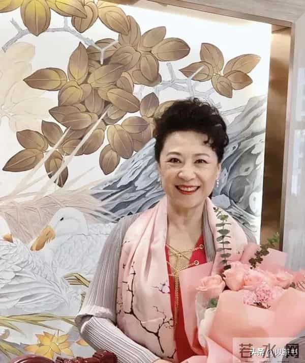 为娶她,王群不惧开除!离世不到1年,妻子因儿子成为被羡慕对象