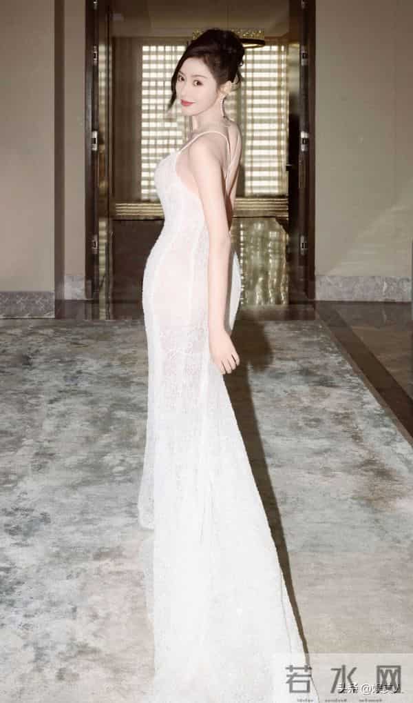 张天爱在海边拍照美到犯规,身材太绝了!