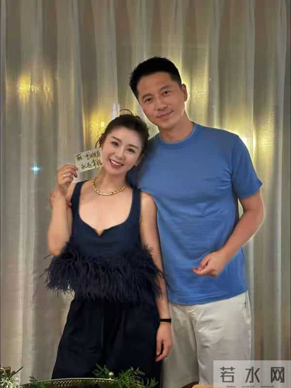 瘦死的骆驼比马!李小萌开五六百万劳斯莱斯逛街,王雷深藏不露