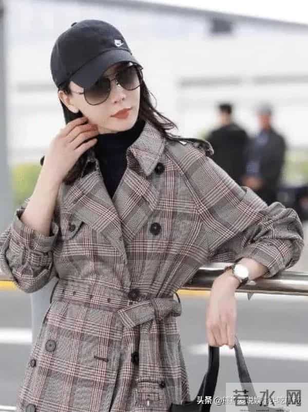 陈数真是70后的穿搭标杆！穿格纹大衣+小黑裤+棒球帽，时髦又高级