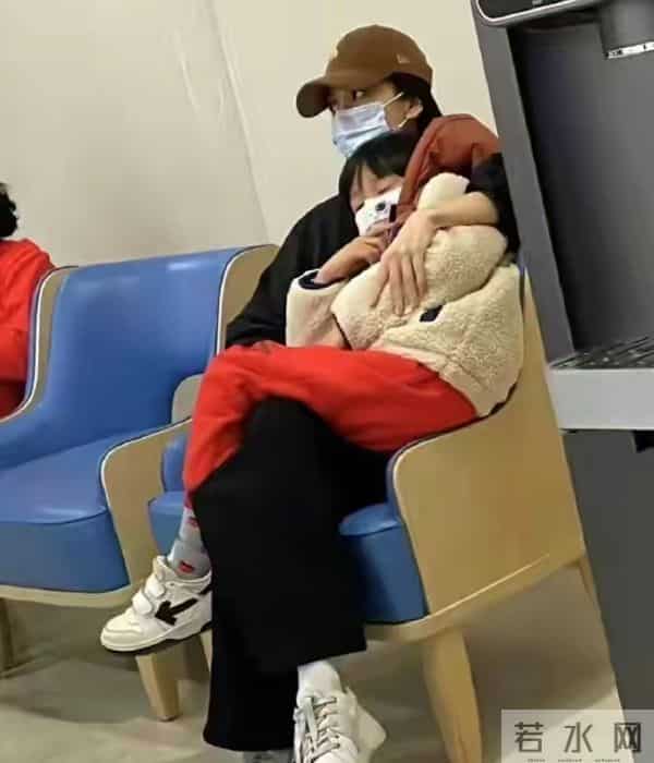 家宴现场感动全网!小海绵获赠珍贵礼物,黄晓明家族态度引人深思