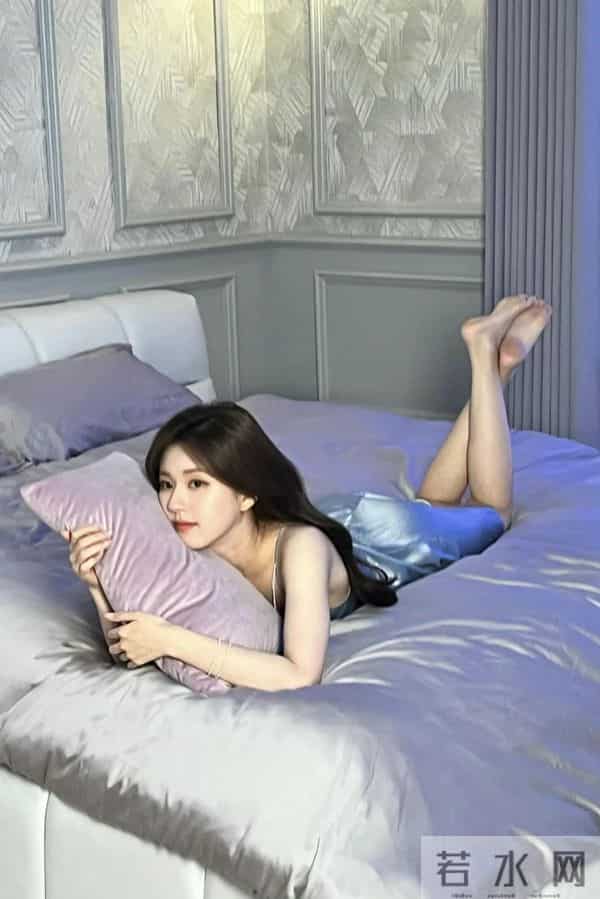 赵露思光脚丫很可爱