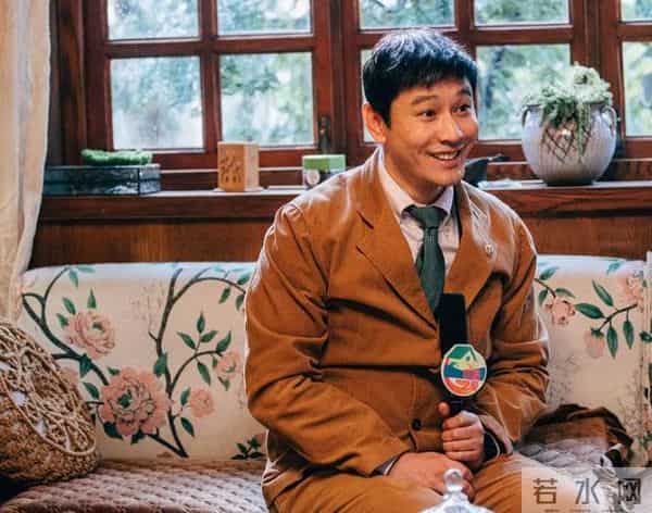 人走茶凉！黄晓明发文庆祝48岁生日，一人举着蛋糕略显“寒酸”