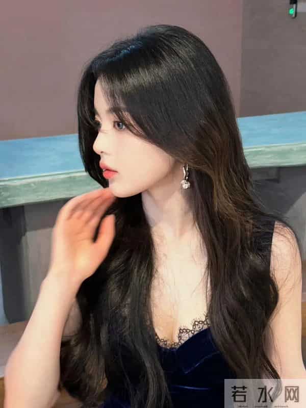 杨超越气质微卷发配宝石蓝丝绒吊带裙，越来越成熟有“韵味”