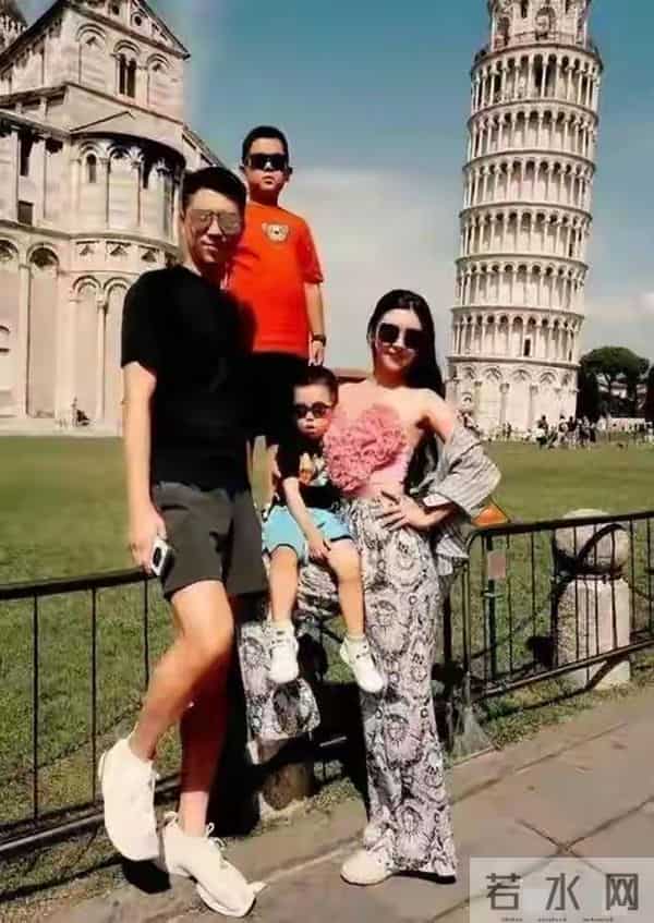 瘦死的骆驼比马!李小萌开五六百万劳斯莱斯逛街,王雷深藏不露