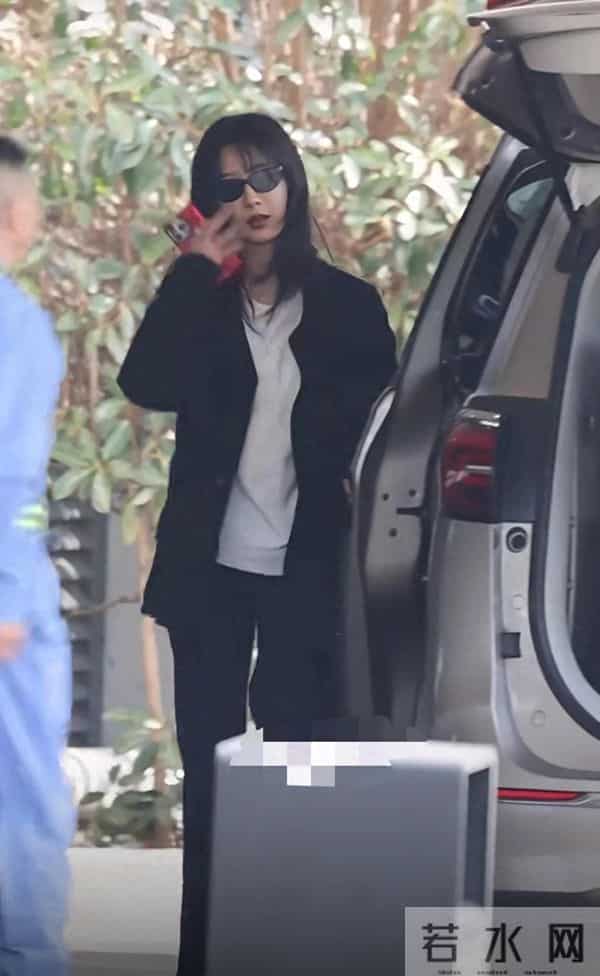 杨紫上海出发路透,穿黑色外套又酷又飒,瘦了很多看着更成熟了