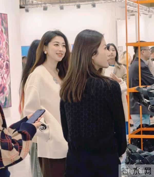 41岁朱珠在上海看艺术展,她穿着白衣,身材苗条,皮肤白皙 太美了