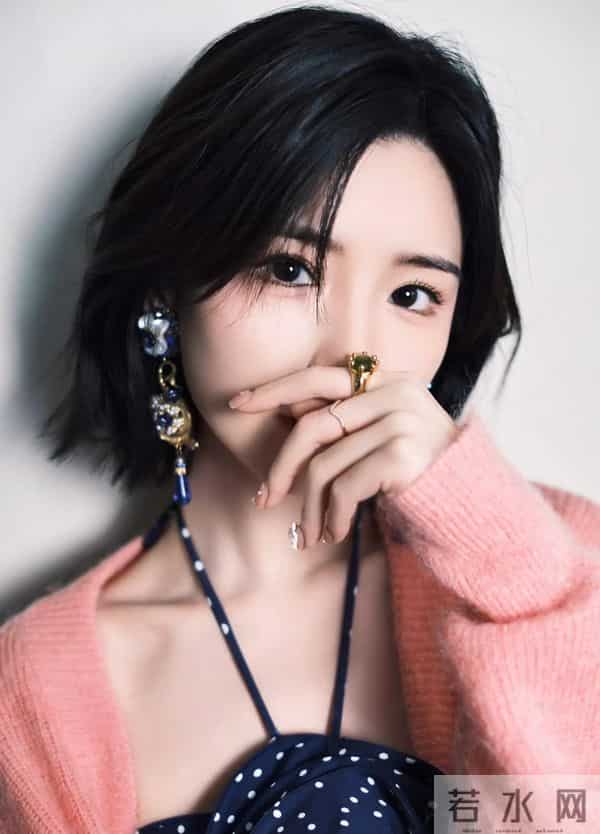 毛晓彤是懂温柔暴击的!蓝粉叠穿甜度满分,这才是春日般满分穿搭