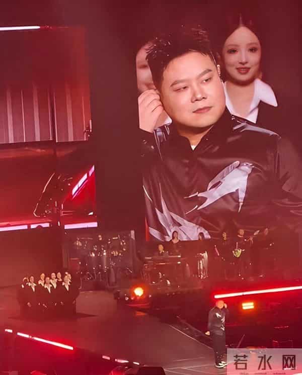 岳云鹏年底9场演出,远赴3个国家,妻子郑敏顶着一头黄发全程陪伴