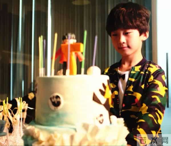 张亮儿子国外庆生，18岁天天租小房子环境简陋，和王诗龄差距大