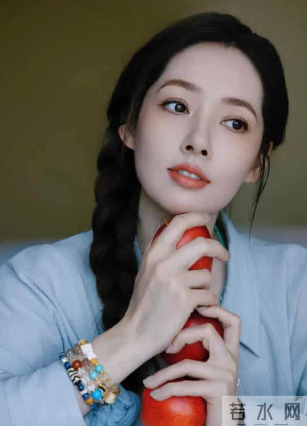 被郭碧婷这组照片美到，蓝色系列穿搭，给人一种慵懒舒服感