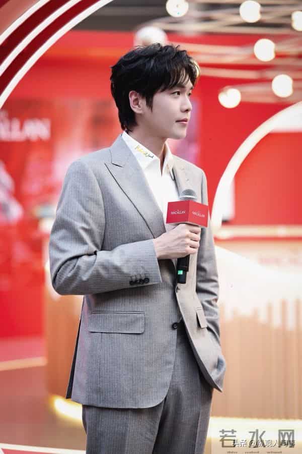 张若昀现身剪彩仪式,生图下脸肿胀,全是褶子,与精修图判若两人