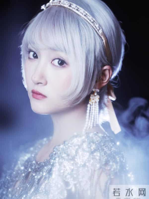 女明星，关晓彤，身材是极品的，充满诱惑，但脸就太幼态了！