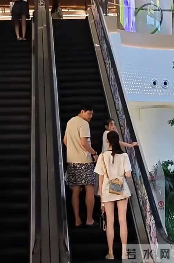 范志毅夫妇立冬逛街，差17岁被认成父女俩，老婆个高漂亮但管得严