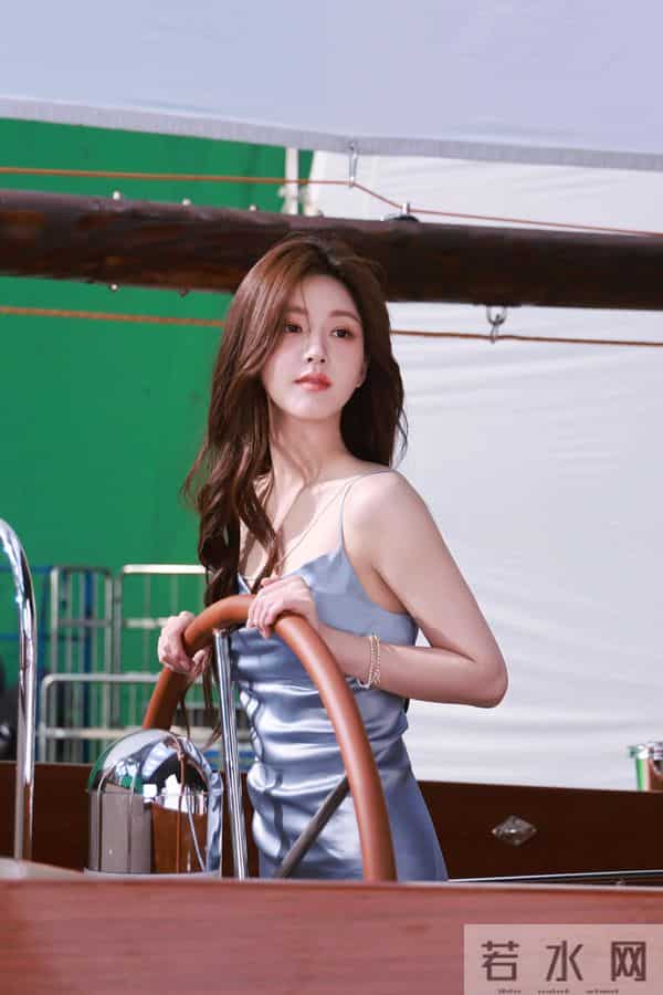 赵露思光脚丫很可爱