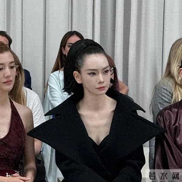 戚薇的头皮看着就疼,她为了美是真能忍