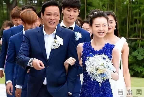 范志毅夫妇立冬逛街，差17岁被认成父女俩，老婆个高漂亮但管得严