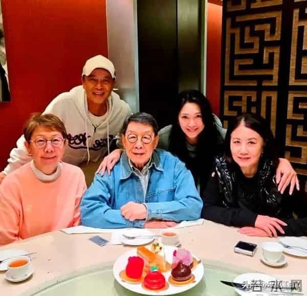 香港知名女星父亲公开宣布：和儿子断绝关系，欠债千万拖垮家人