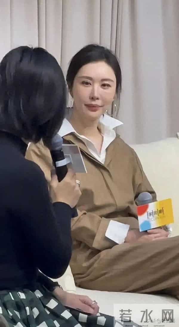 田朴珺穿卡其色套装参加活动近距离下走路个子矮驼背毫无贵族气质