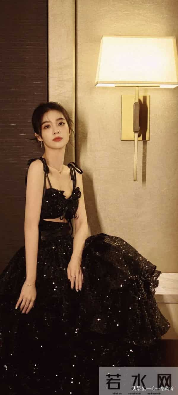 万鹏这黑色吊带写真,太美了