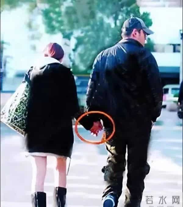 面相变了!伊能静现身艺术论坛皮松肉垮,穿奶奶裤难掩疲态显老态