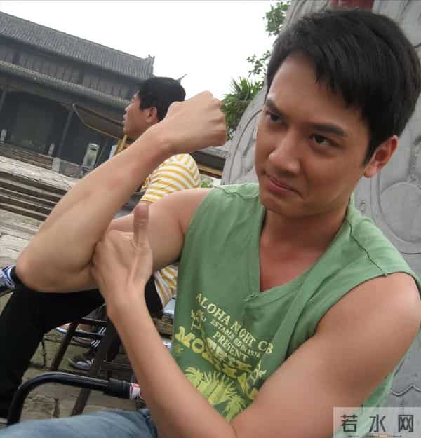 离婚四年，47岁冯绍峰再次官宣喜讯，活成了赵丽颖高攀不起的模样