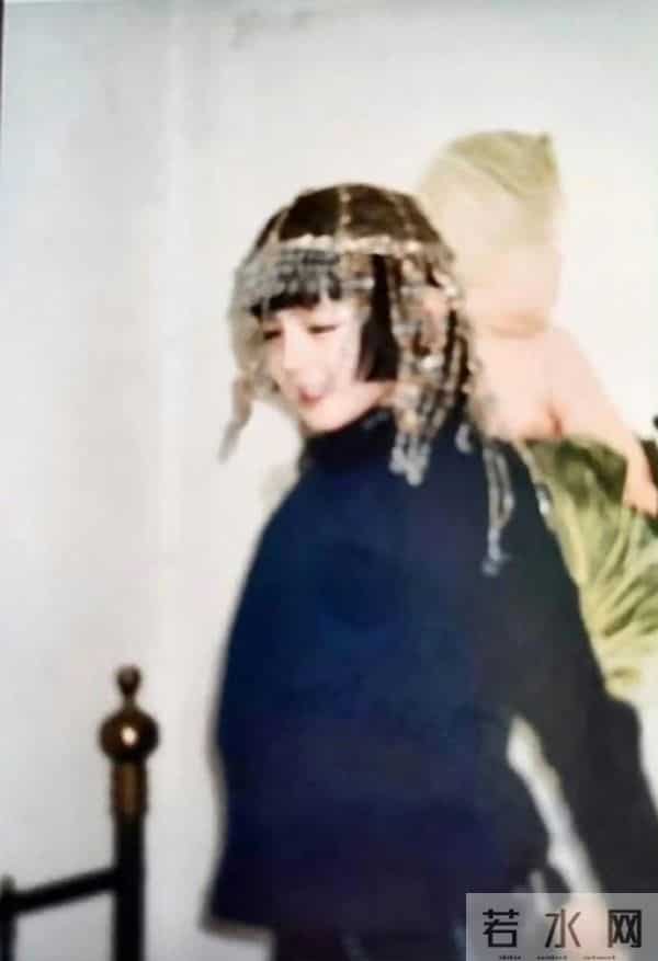 迪丽热巴现身南京!脖子前倾严重依旧在咳嗽,给主持人打伞好暖心