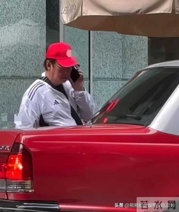 75岁谭咏麟在香港街头等出租车,他的打扮朴素,身形臃肿