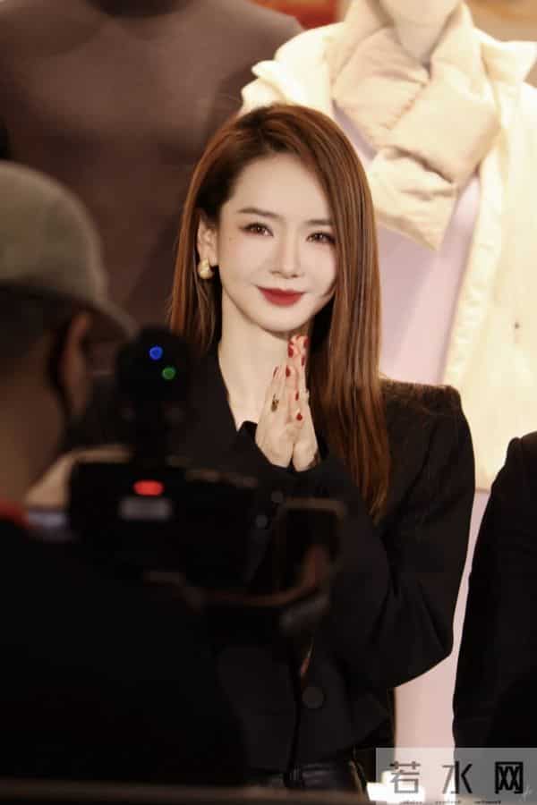 戚薇今日线下活动,黑西装外套配长靴丝袜,干练落落大方气场全开